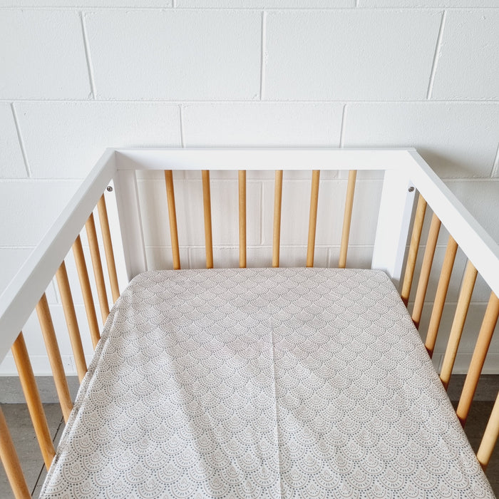 Fitted cot sheet